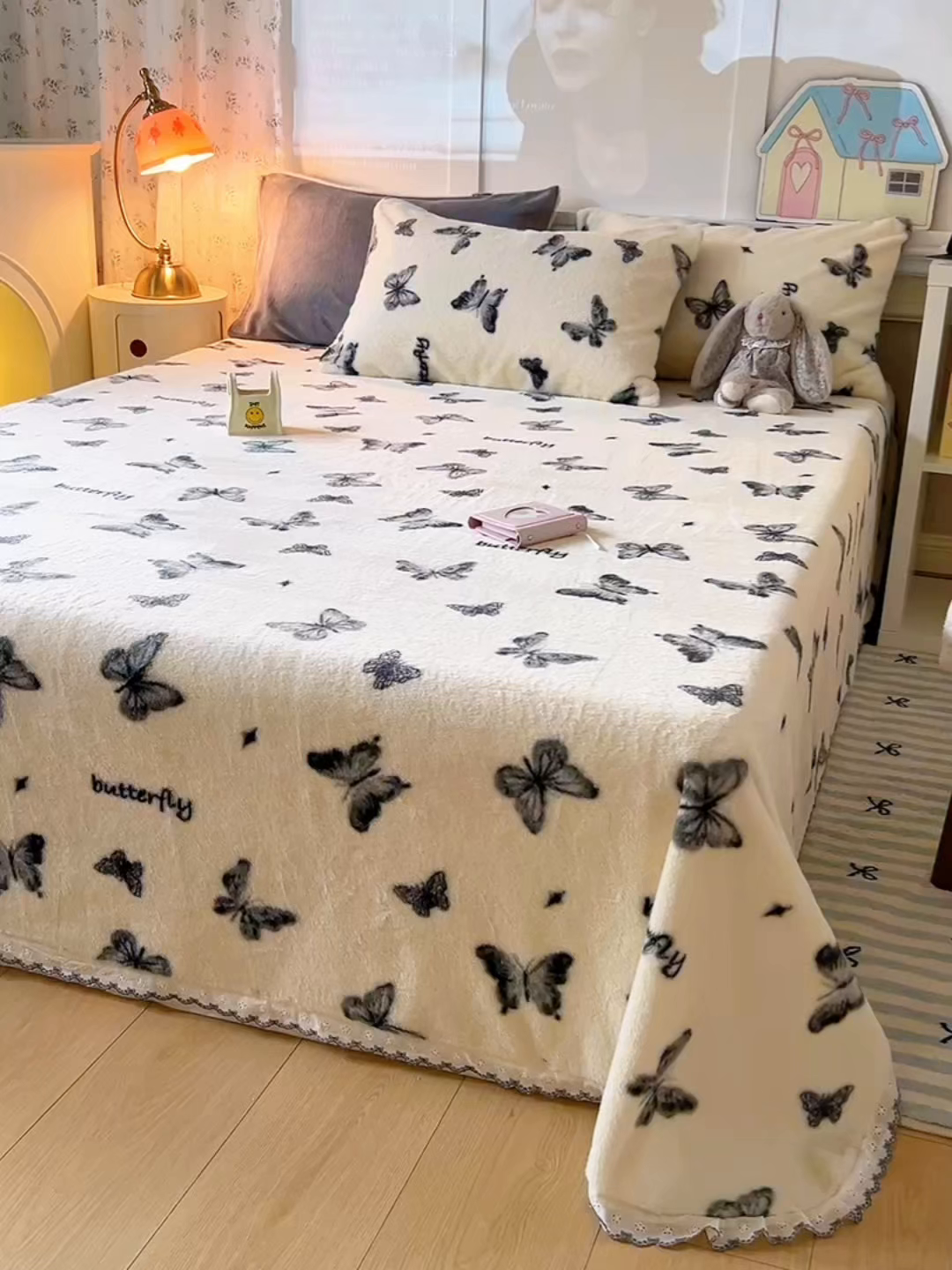 91家纺网 家纺一手货源 找家纺 妖妖家纺 2025新款高克重兔毛花边印花单床单 床单单件 蝴蝶飞舞