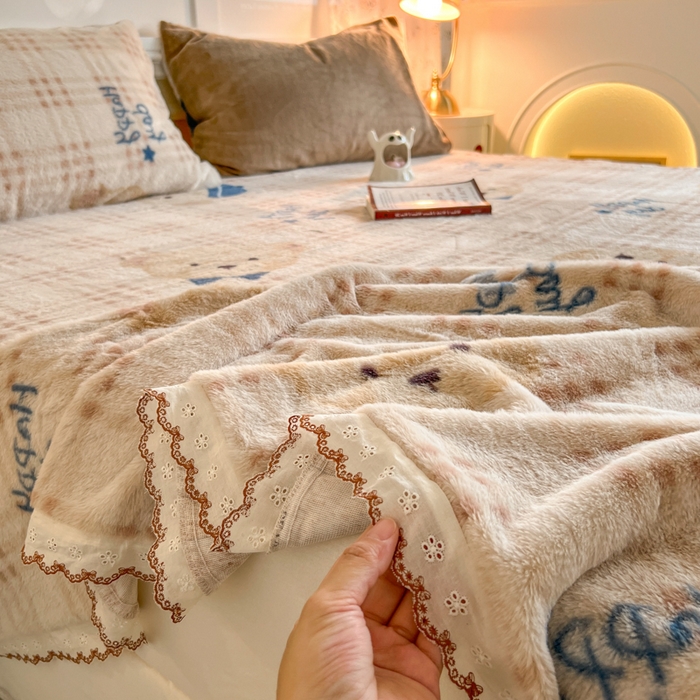 91家纺网 家纺一手货源 找家纺 妖妖家纺 2025新款高克重兔毛花边印花单床单 床单单件 开心熊