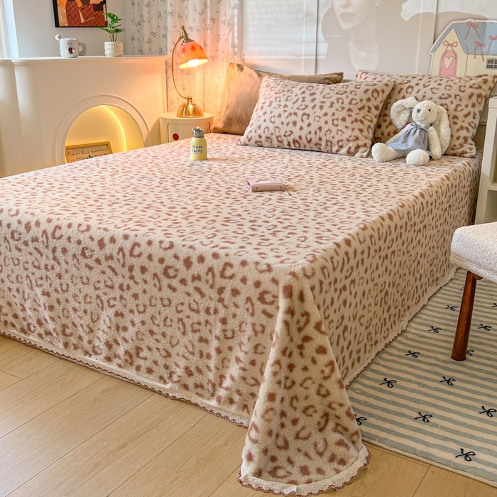 91家纺网 家纺一手货源 找家纺 妖妖家纺 2025新款高克重兔毛花边印花单床单 床单单件 狸猫纹