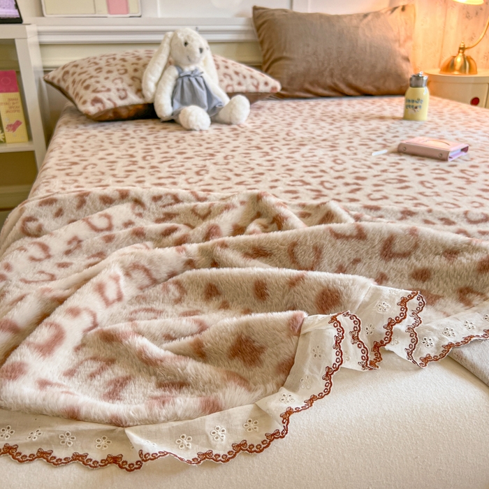 91家纺网 家纺一手货源 找家纺 妖妖家纺 2025新款高克重兔毛花边印花单床单 床单单件 狸猫纹