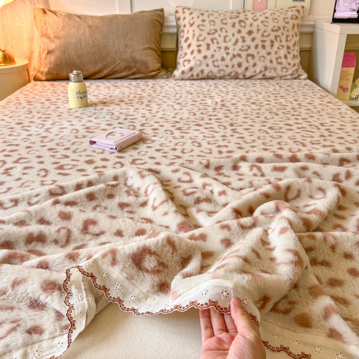 91家纺网 家纺一手货源 找家纺 妖妖家纺 2025新款高克重兔毛花边印花单床单 床单单件 狸猫纹