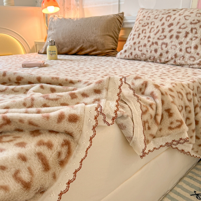 91家纺网 家纺一手货源 找家纺 妖妖家纺 2025新款高克重兔毛花边印花单床单 床单单件 狸猫纹