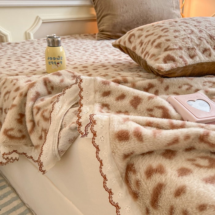 91家纺网 家纺一手货源 找家纺 妖妖家纺 2025新款高克重兔毛花边印花单床单 床单单件 狸猫纹