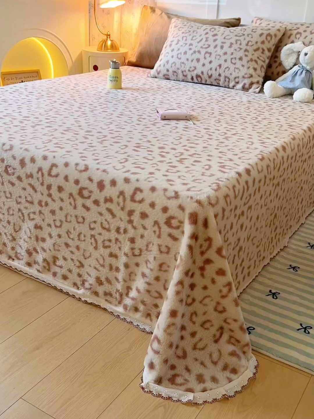 91家纺网 家纺一手货源 找家纺 妖妖家纺 2025新款高克重兔毛花边印花单床单 床单单件 狸猫纹