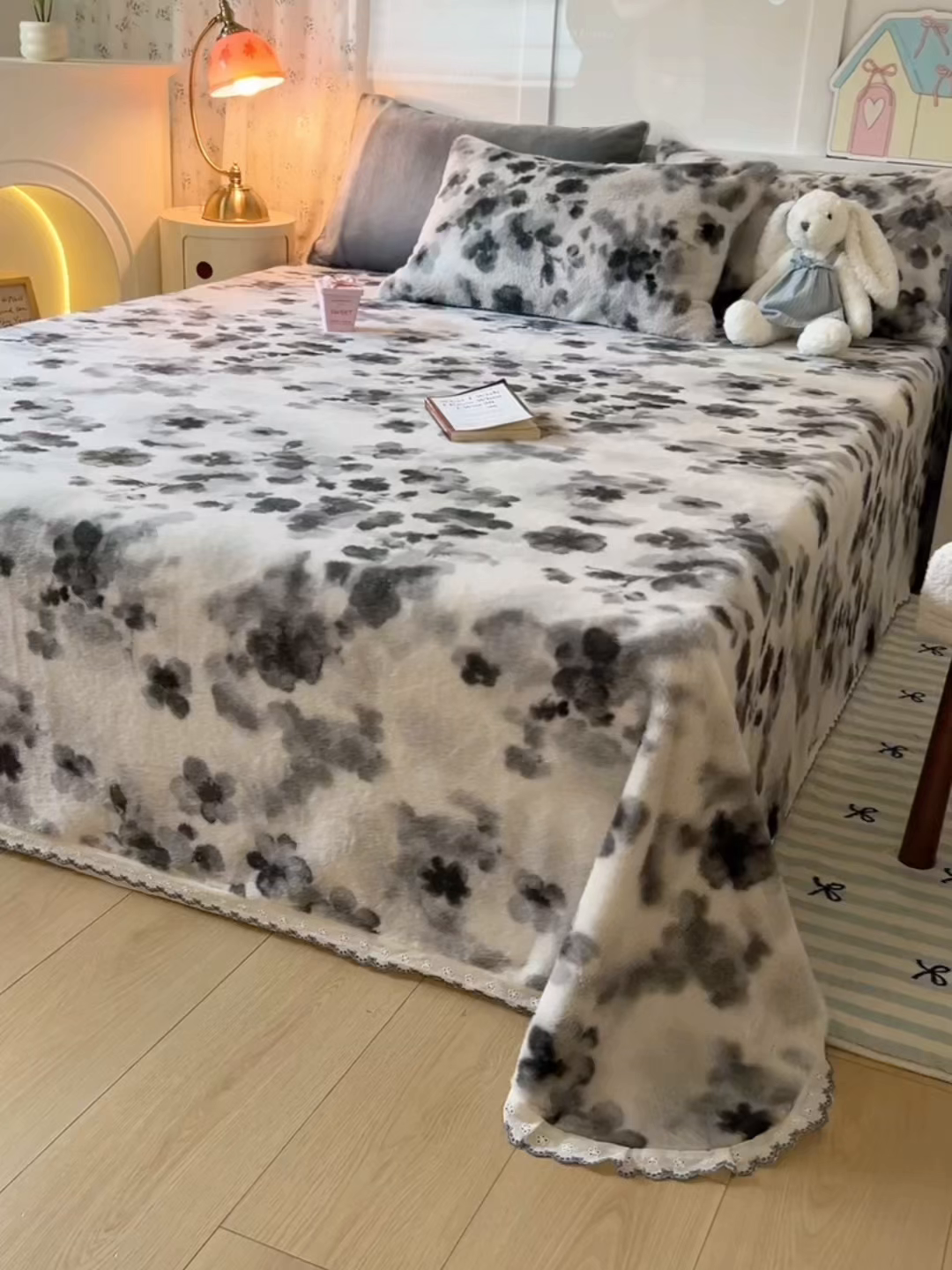 91家纺网 家纺一手货源 找家纺 妖妖家纺 2025新款高克重兔毛花边印花单床单 床单单件 墨痕