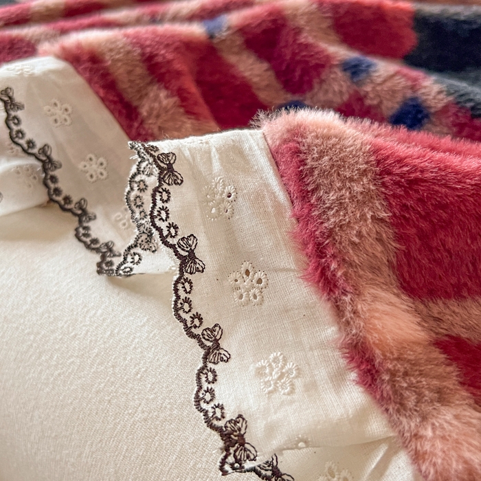 91家纺网 家纺一手货源 找家纺 妖妖家纺 2025新款高克重兔毛花边印花单床单 床单单件 淘气猫