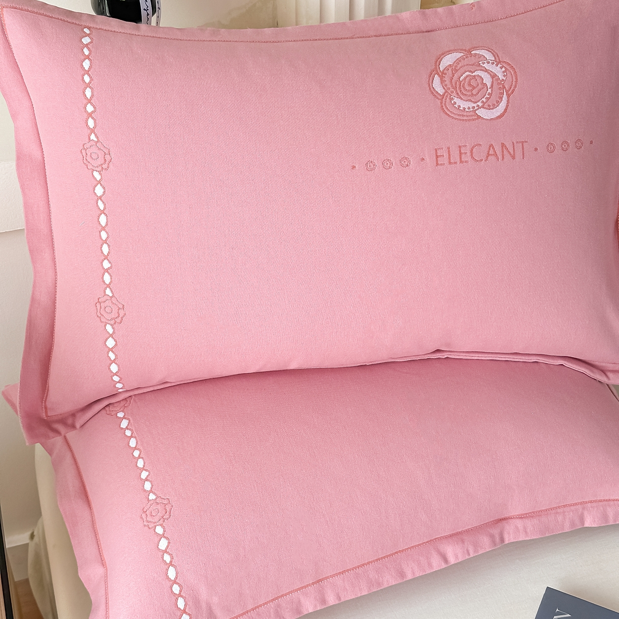 91家纺网 家纺一手货源 找家纺 沐瑟家纺 2025新款怡家枕套单品枕套枕套单件 花典-浅粉色