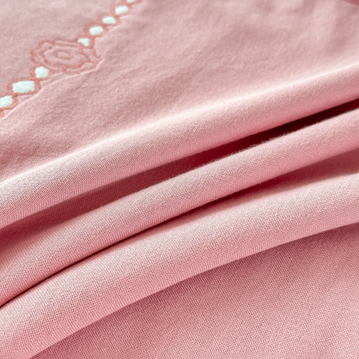 91家纺网 家纺一手货源 找家纺 沐瑟家纺 2025新款怡家枕套单品枕套枕套单件 花典-浅粉色