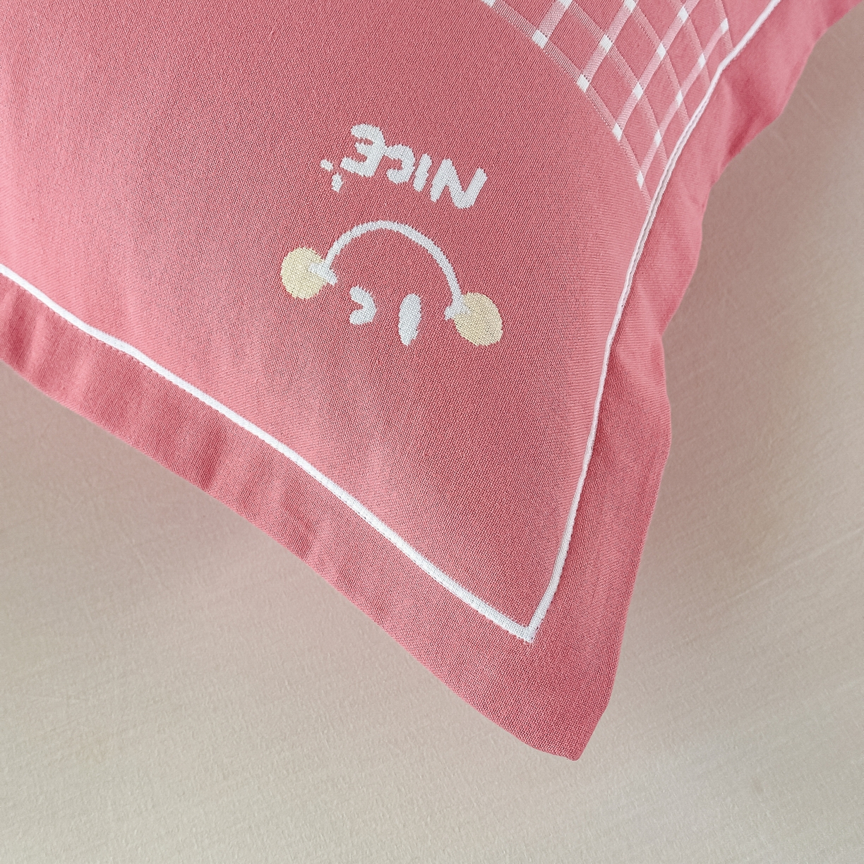 91家纺网 家纺一手货源 找家纺 沐瑟家纺 2025新款怡家枕套单品枕套枕套单件 笑脸-红豆沙