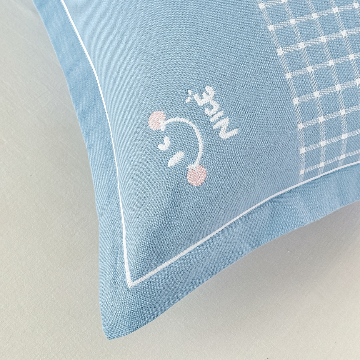 91家纺网 家纺一手货源 找家纺 沐瑟家纺 2025新款怡家枕套单品枕套枕套单件 笑脸-蓝灰色