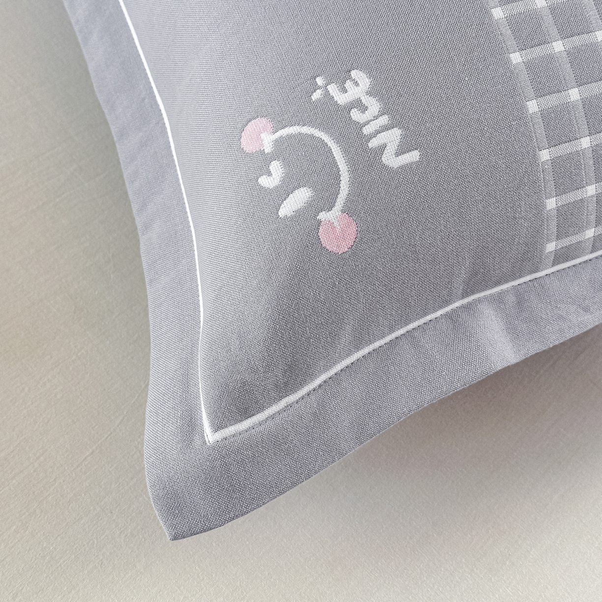 91家纺网 家纺一手货源 找家纺 沐瑟家纺 2025新款怡家枕套单品枕套枕套单件 笑脸-浅灰色