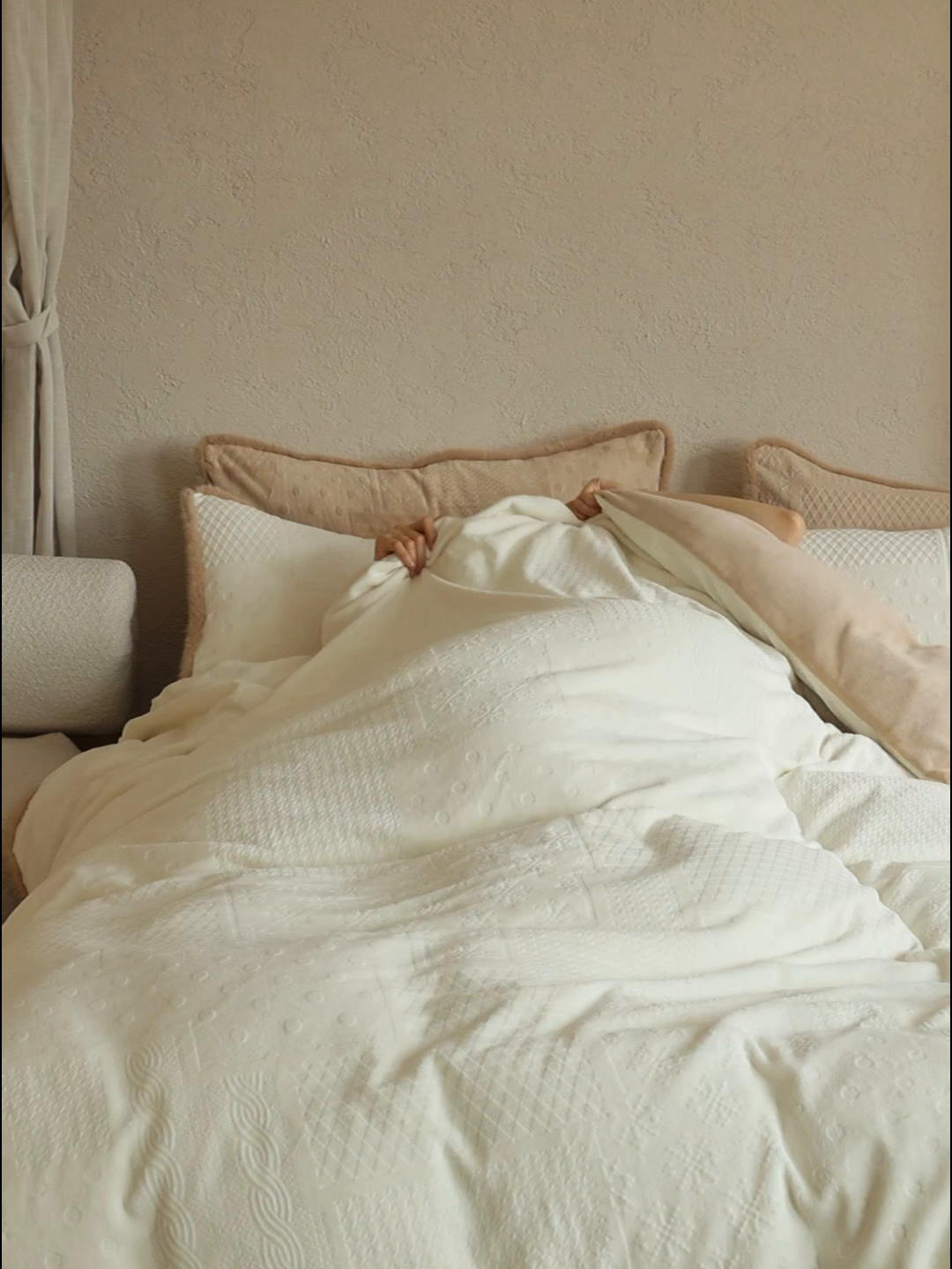 91家纺网 家纺一手货源 找家纺 （总）三味舒屋 2025新款简约毛边雕花牛奶绒四件套 雪屿织梦