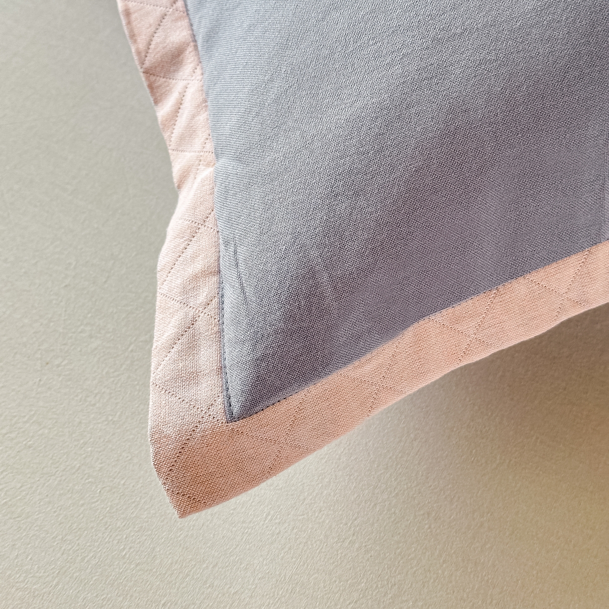 91家纺网 家纺一手货源 找家纺 沐瑟家纺 2025新款怡家枕套单品枕套枕套单件 元气满满-浅灰色