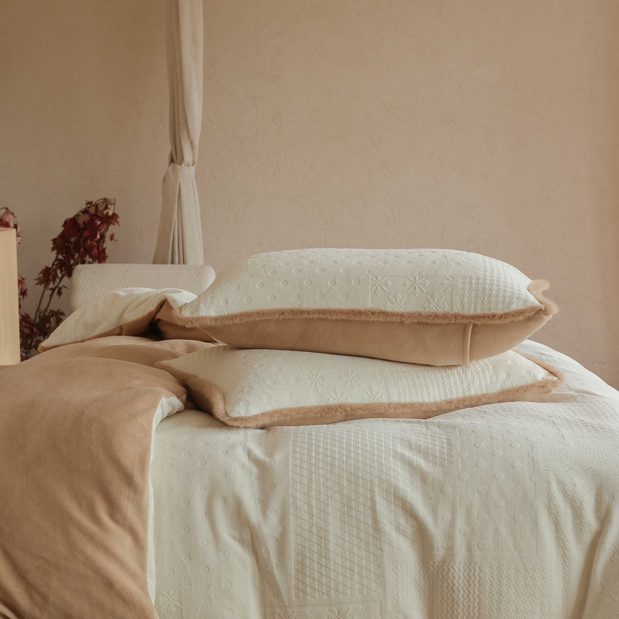 91家纺网 家纺一手货源 找家纺 （总）三味舒屋 2025新款简约毛边雕花牛奶绒四件套 雪屿织梦