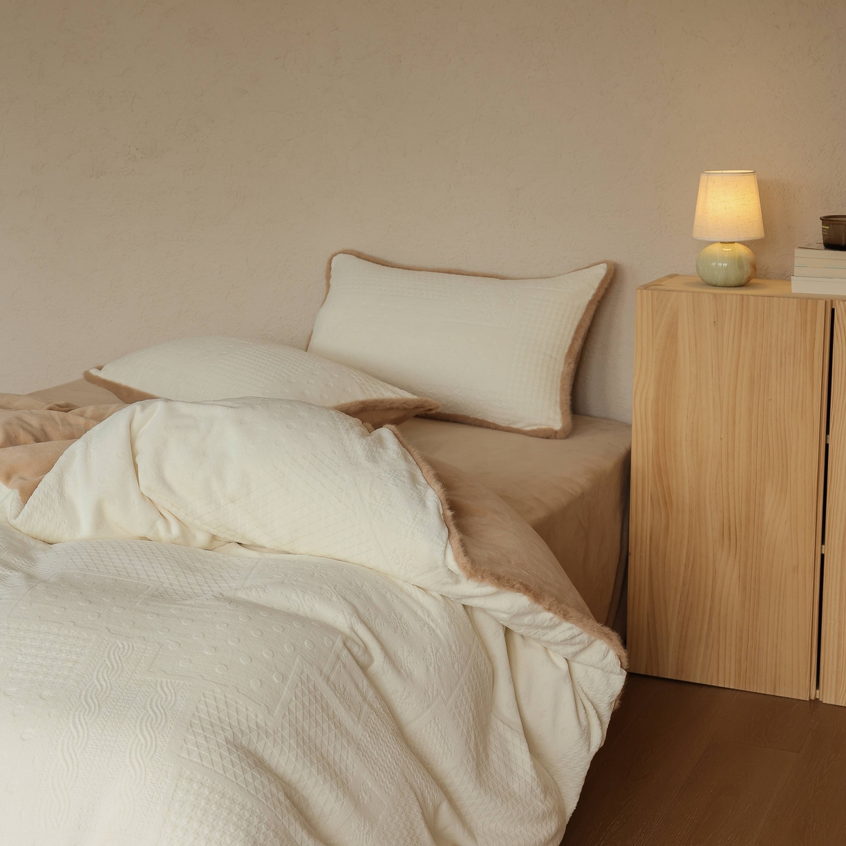 91家纺网 家纺一手货源 找家纺 （总）三味舒屋 2025新款简约毛边雕花牛奶绒四件套 雪屿织梦