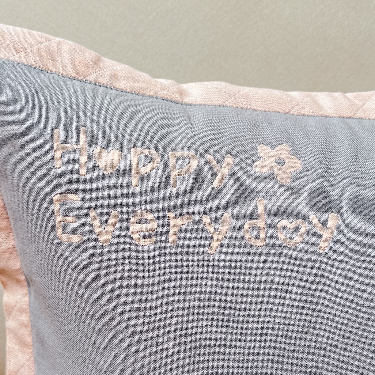 91家纺网 家纺一手货源 找家纺 沐瑟家纺 2025新款怡家枕套单品枕套枕套单件 元气满满-浅灰色