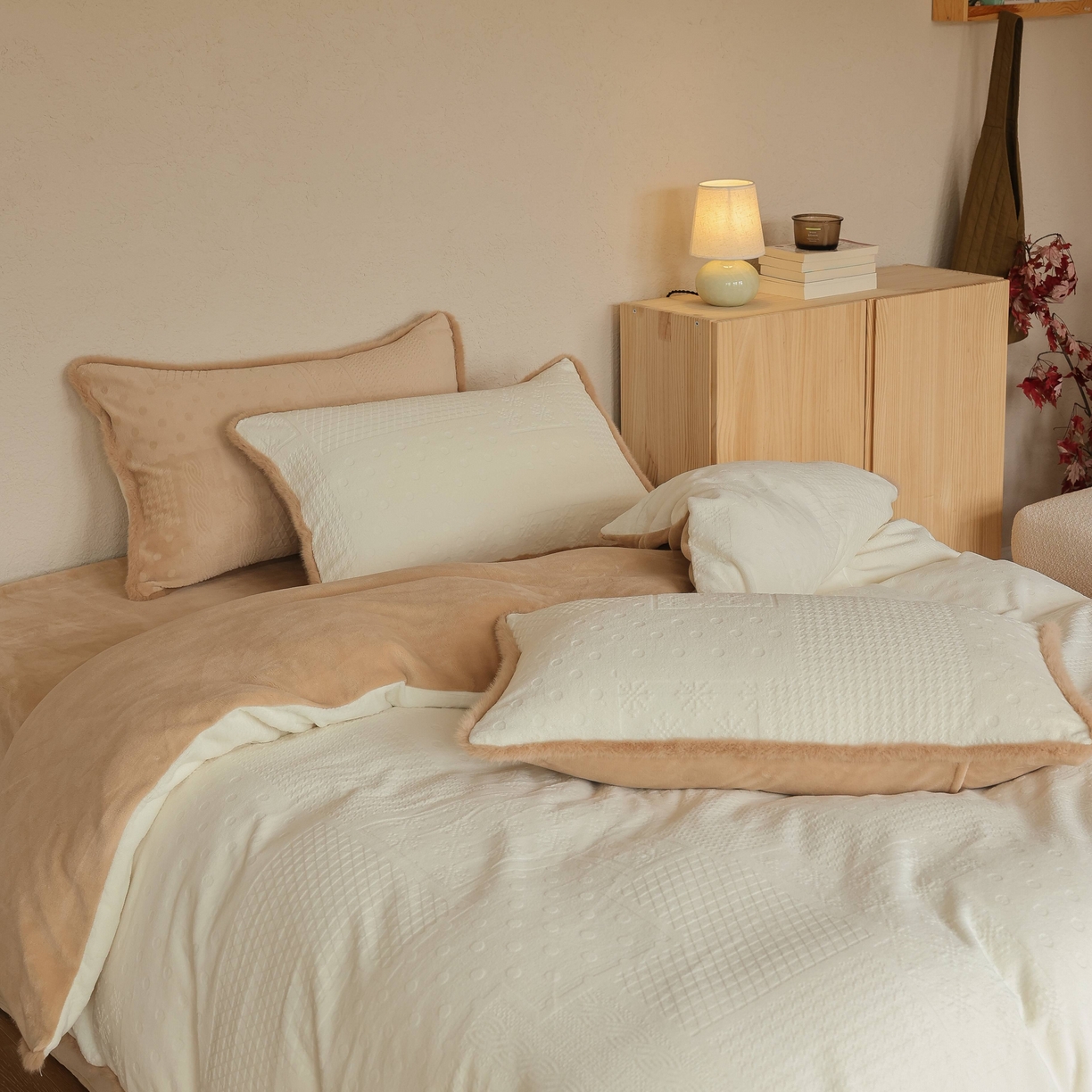 91家纺网 家纺一手货源 找家纺 （总）三味舒屋 2025新款简约毛边雕花牛奶绒四件套 雪屿织梦