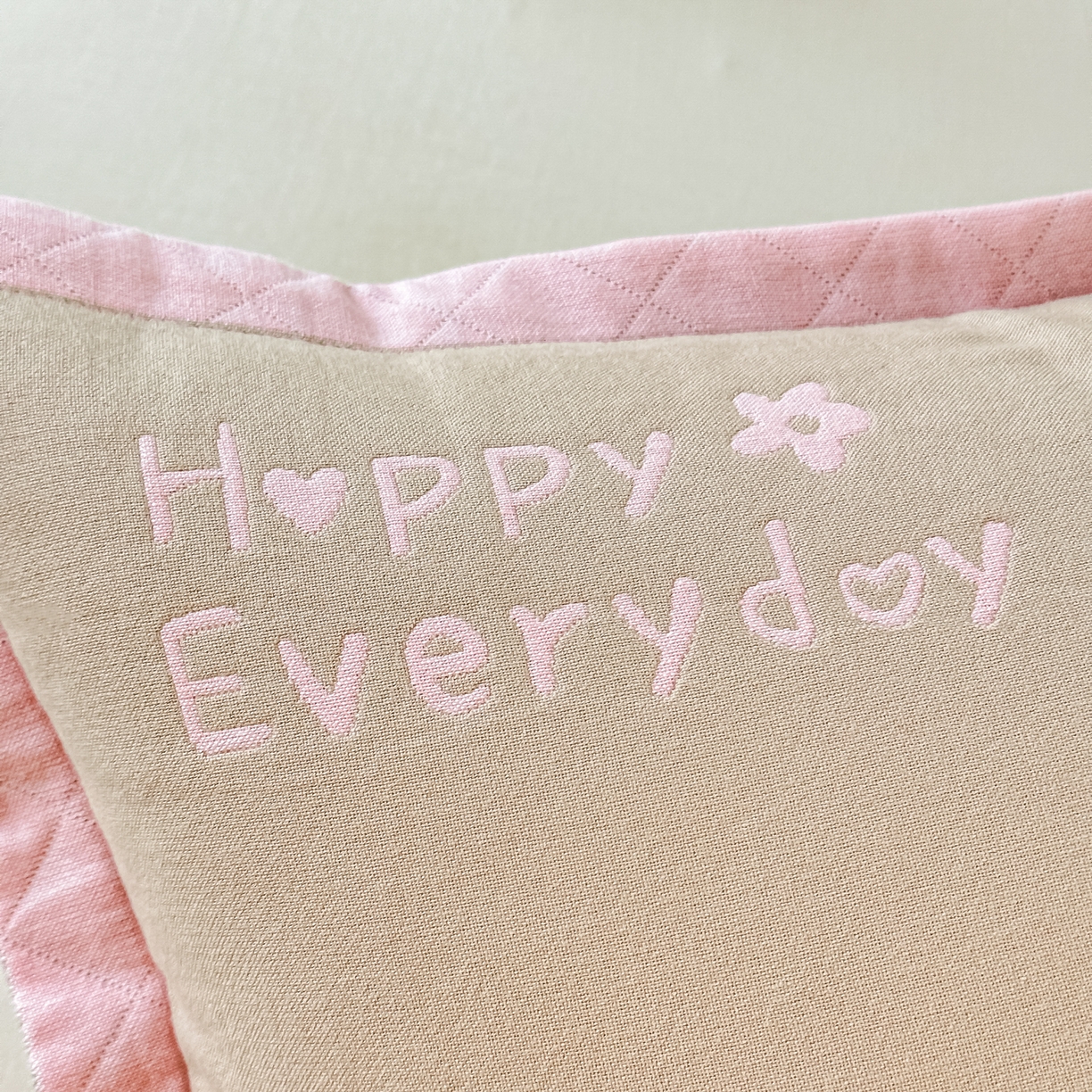 91家纺网 家纺一手货源 找家纺 沐瑟家纺 2025新款怡家枕套单品枕套枕套单件 元气满满-浅棕色