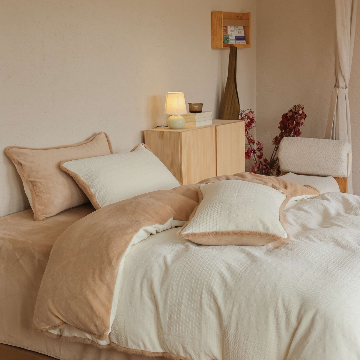 91家纺网 家纺一手货源 找家纺 三味舒屋 2025新款简约毛边雕花牛奶绒四件套 雪屿织梦 雪屿织梦-白