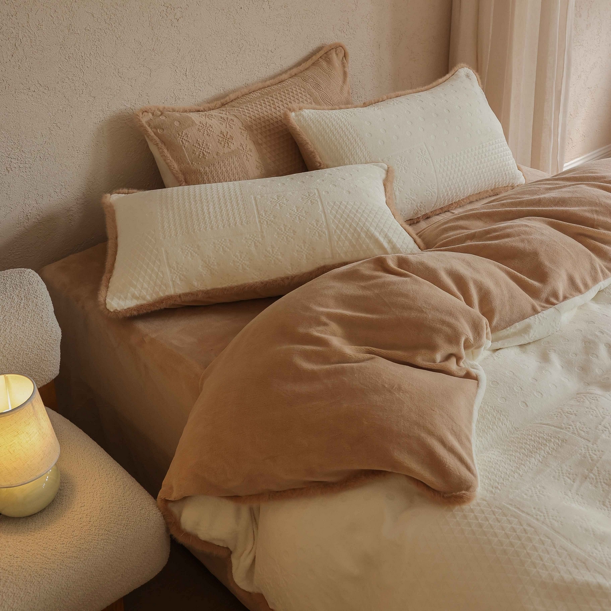 91家纺网 家纺一手货源 找家纺 三味舒屋 2025新款简约毛边雕花牛奶绒四件套 雪屿织梦 雪屿织梦-白