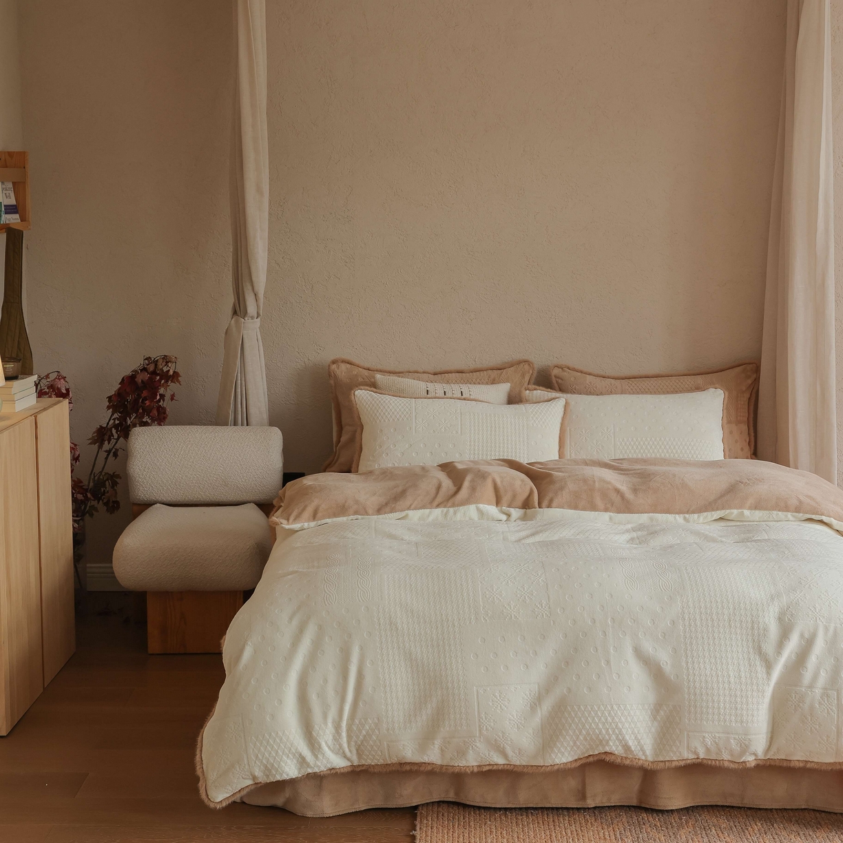 91家纺网 家纺一手货源 找家纺 三味舒屋 2025新款简约毛边雕花牛奶绒四件套 雪屿织梦 雪屿织梦-白