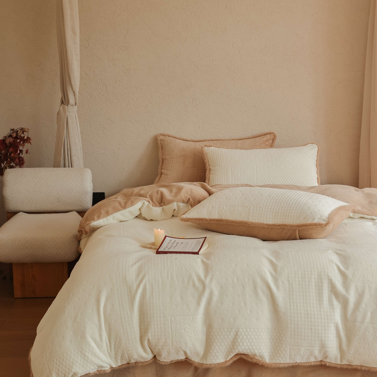 91家纺网 家纺一手货源 找家纺 三味舒屋 2025新款简约毛边雕花牛奶绒四件套 雪屿织梦 雪屿织梦-白