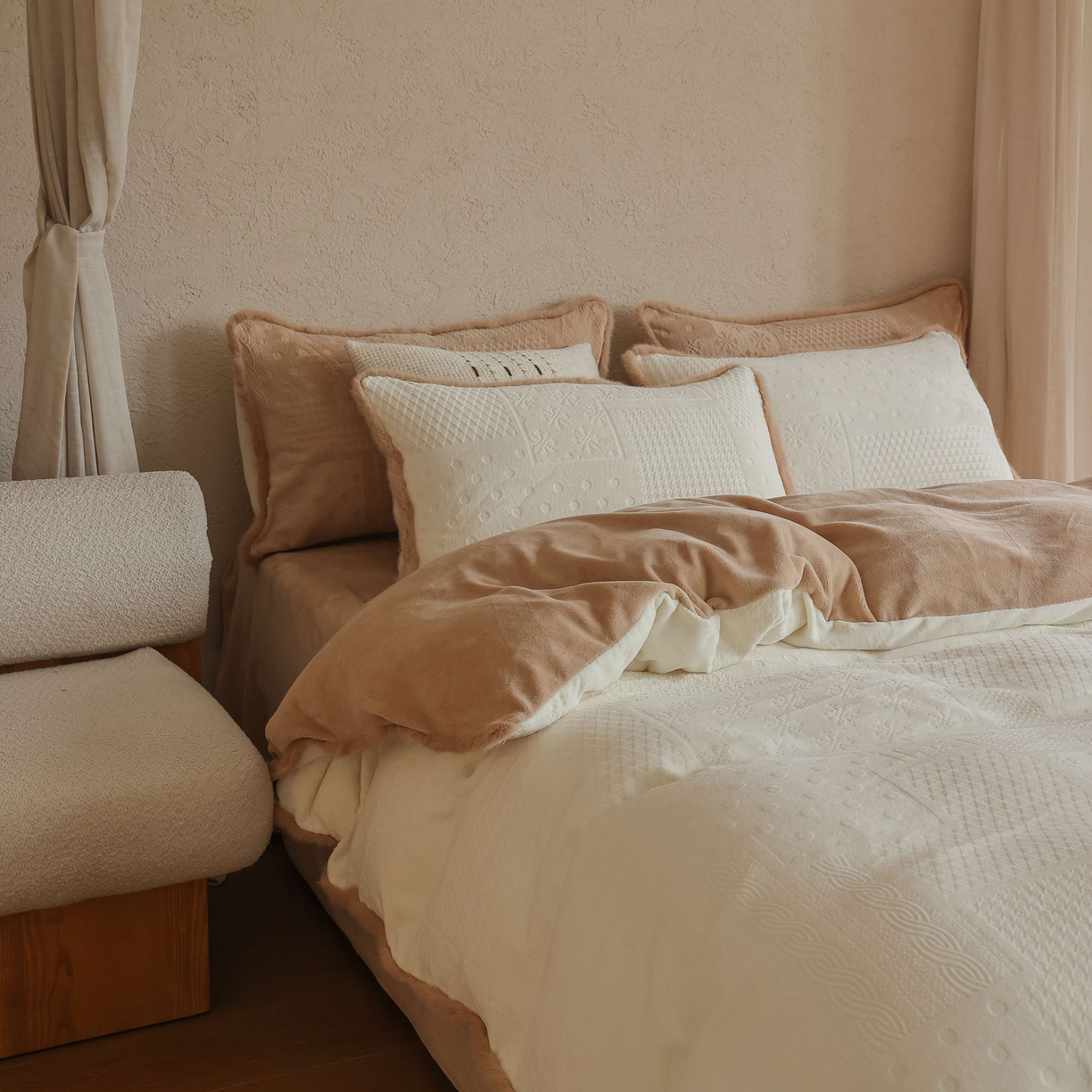 91家纺网 家纺一手货源 找家纺 三味舒屋 2025新款简约毛边雕花牛奶绒四件套 雪屿织梦 雪屿织梦-白