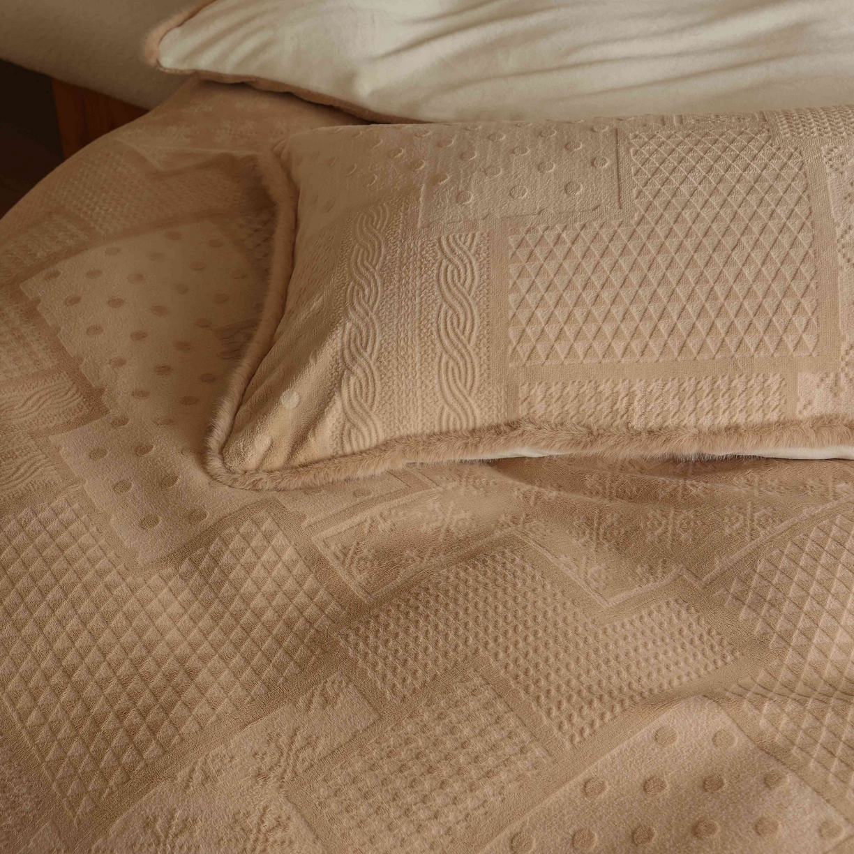 91家纺网 家纺一手货源 找家纺 三味舒屋 2025新款简约毛边雕花牛奶绒四件套 雪屿织梦 雪屿织梦-咖