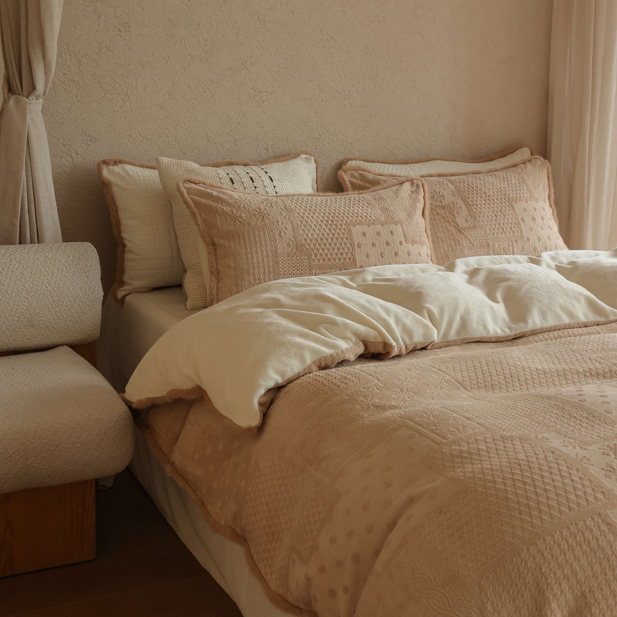 91家纺网 家纺一手货源 找家纺 三味舒屋 2025新款简约毛边雕花牛奶绒四件套 雪屿织梦 雪屿织梦-咖