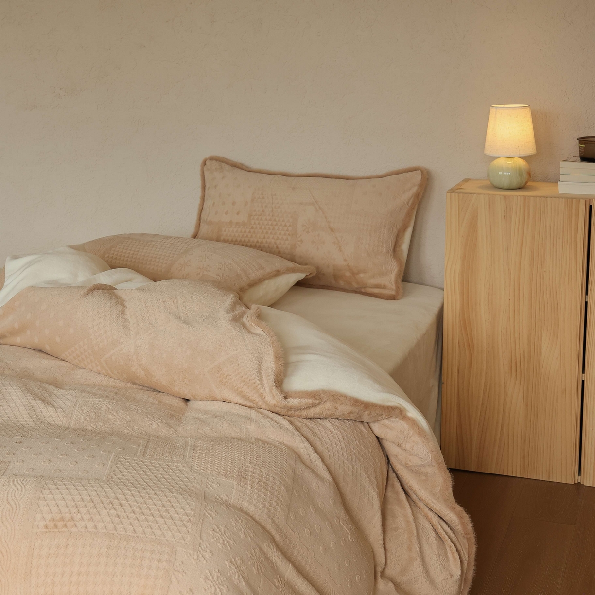 91家纺网 家纺一手货源 找家纺 三味舒屋 2025新款简约毛边雕花牛奶绒四件套 雪屿织梦 雪屿织梦-咖