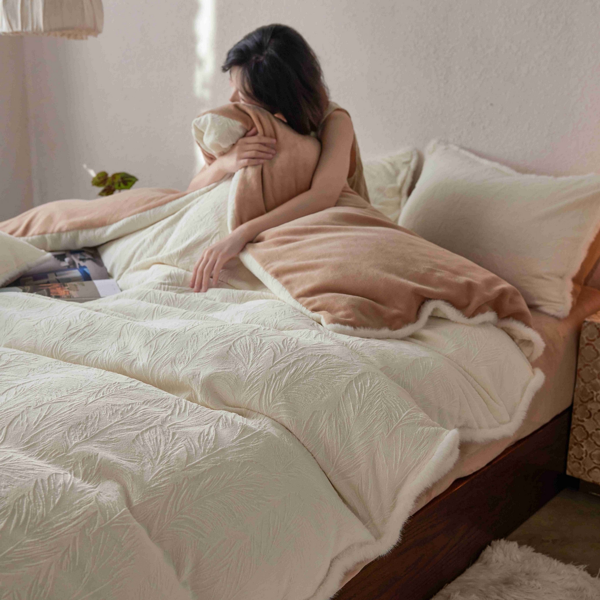 91家纺网 家纺一手货源 找家纺 （总）三味舒屋 2025新款雕花牛奶绒毛边款四件套 绒羽浮光