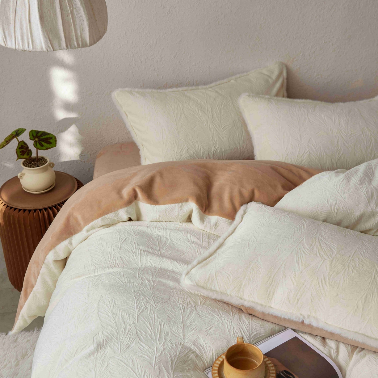 91家纺网 家纺一手货源 找家纺 （总）三味舒屋 2025新款雕花牛奶绒毛边款四件套 绒羽浮光