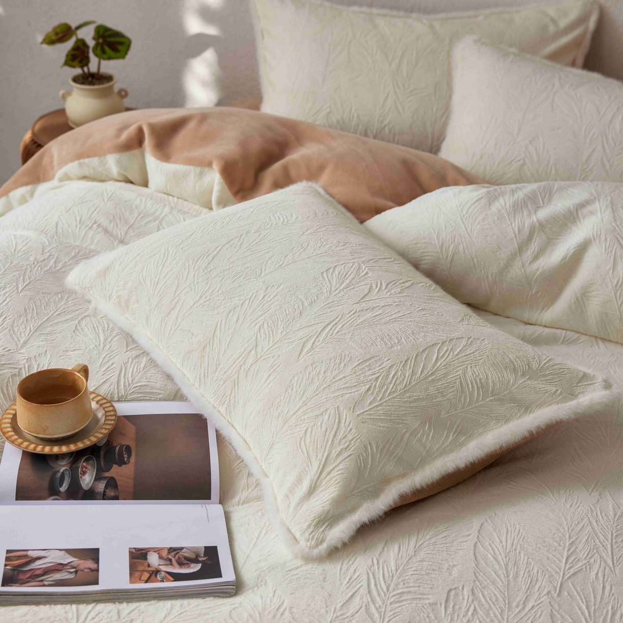 91家纺网 家纺一手货源 找家纺 （总）三味舒屋 2025新款雕花牛奶绒毛边款四件套 绒羽浮光