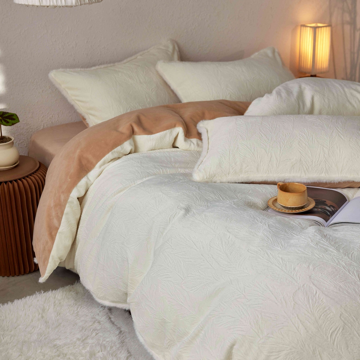 91家纺网 家纺一手货源 找家纺 （总）三味舒屋 2025新款雕花牛奶绒毛边款四件套 绒羽浮光