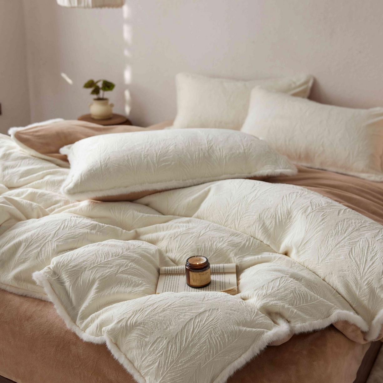 91家纺网 家纺一手货源 找家纺 （总）三味舒屋 2025新款雕花牛奶绒毛边款四件套 绒羽浮光