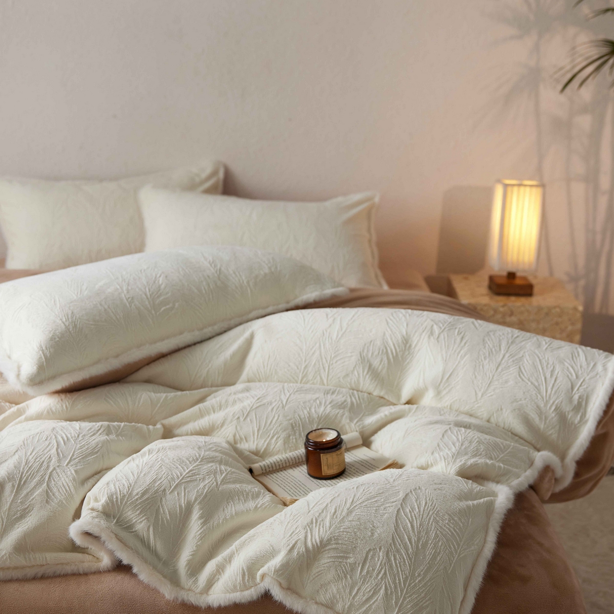 91家纺网 家纺一手货源 找家纺 （总）三味舒屋 2025新款雕花牛奶绒毛边款四件套 绒羽浮光