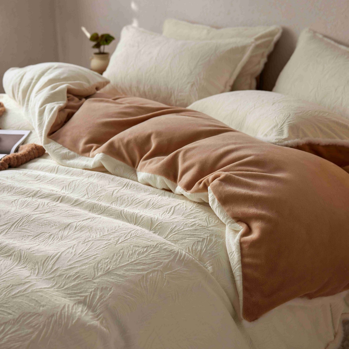 91家纺网 家纺一手货源 找家纺 （总）三味舒屋 2025新款雕花牛奶绒毛边款四件套 绒羽浮光