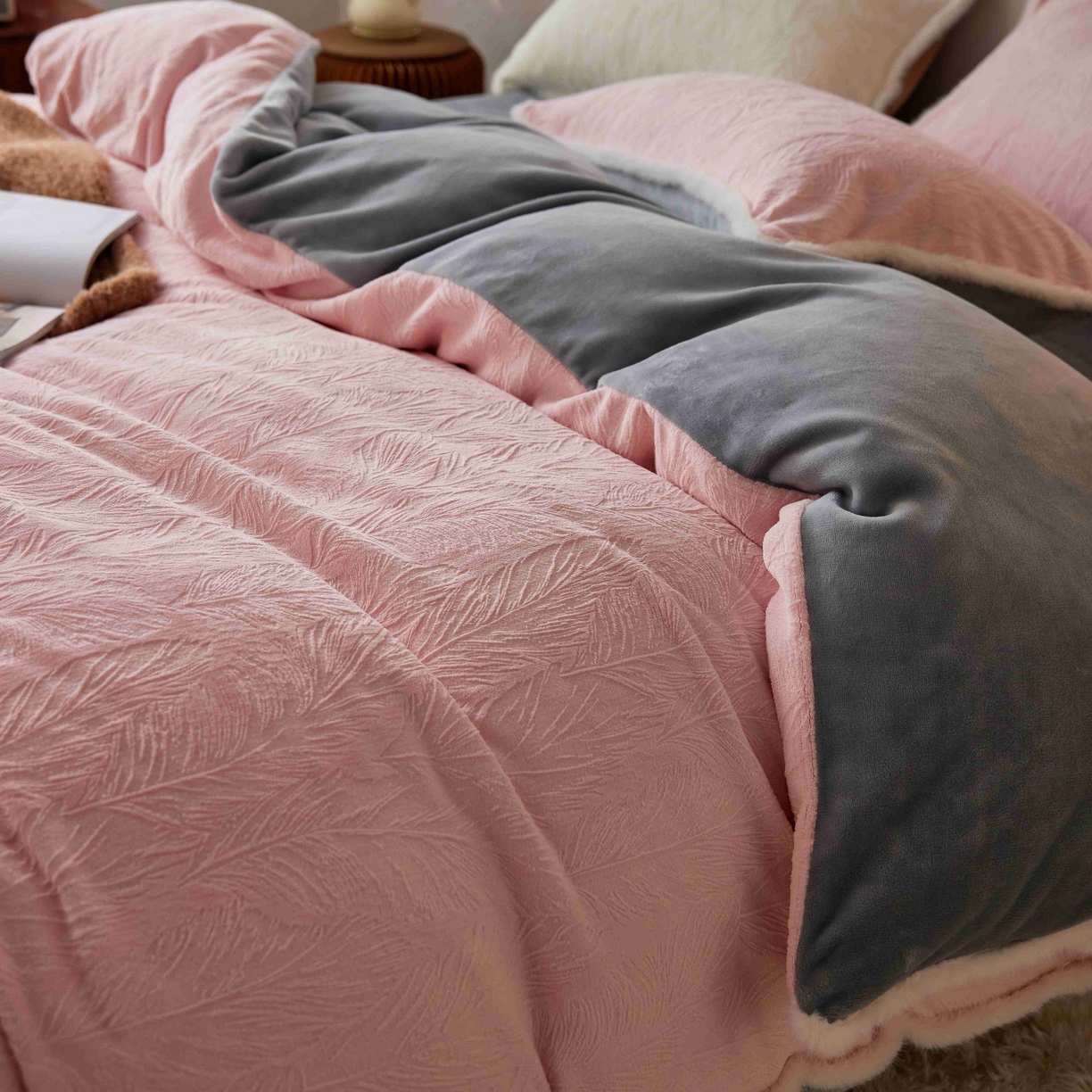 91家纺网 家纺一手货源 找家纺 （总）三味舒屋 2025新款雕花牛奶绒毛边款四件套 绒羽浮光