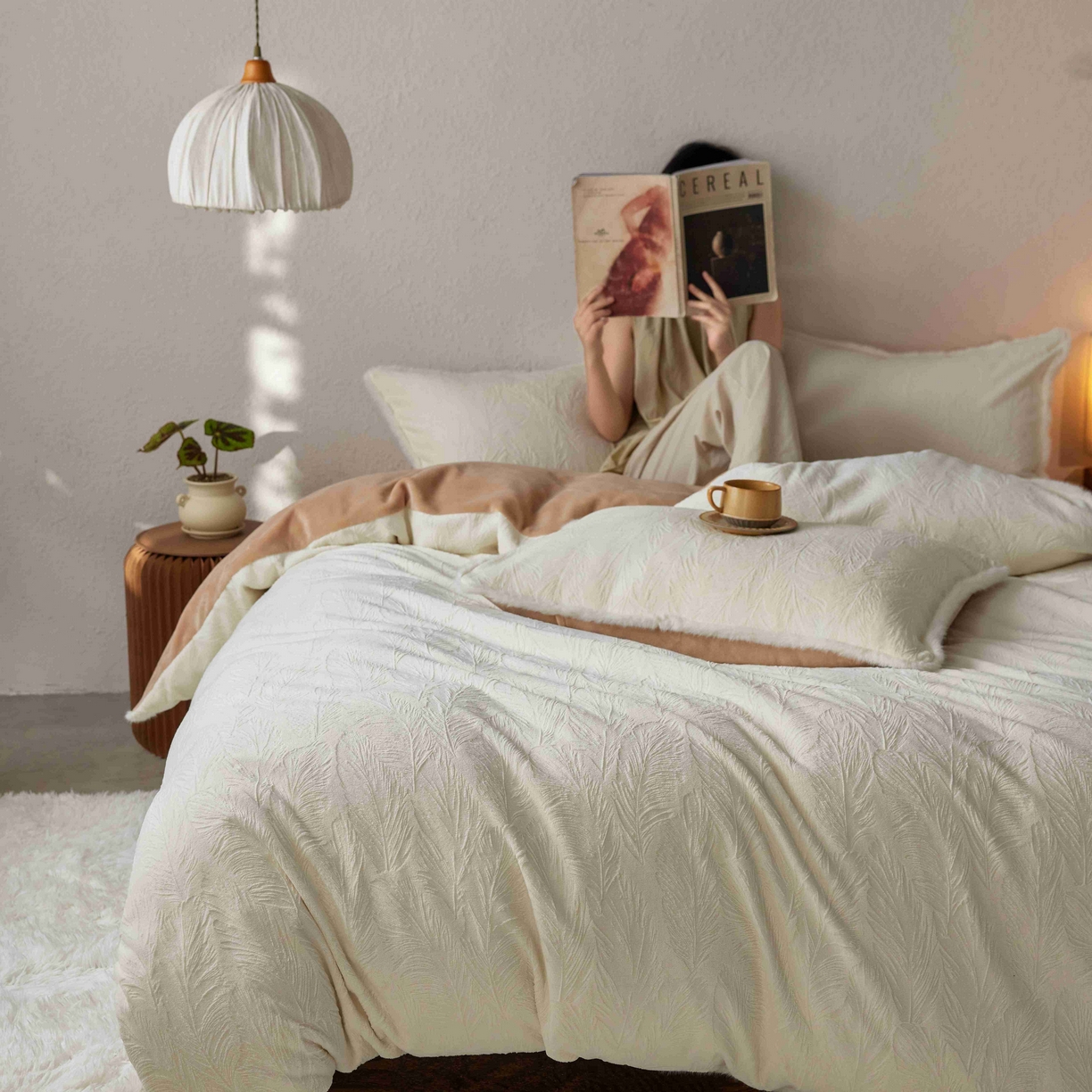 91家纺网 家纺一手货源 找家纺 三味舒屋 2025新款雕花牛奶绒毛边款四件套 绒羽浮光 绒羽浮光-白