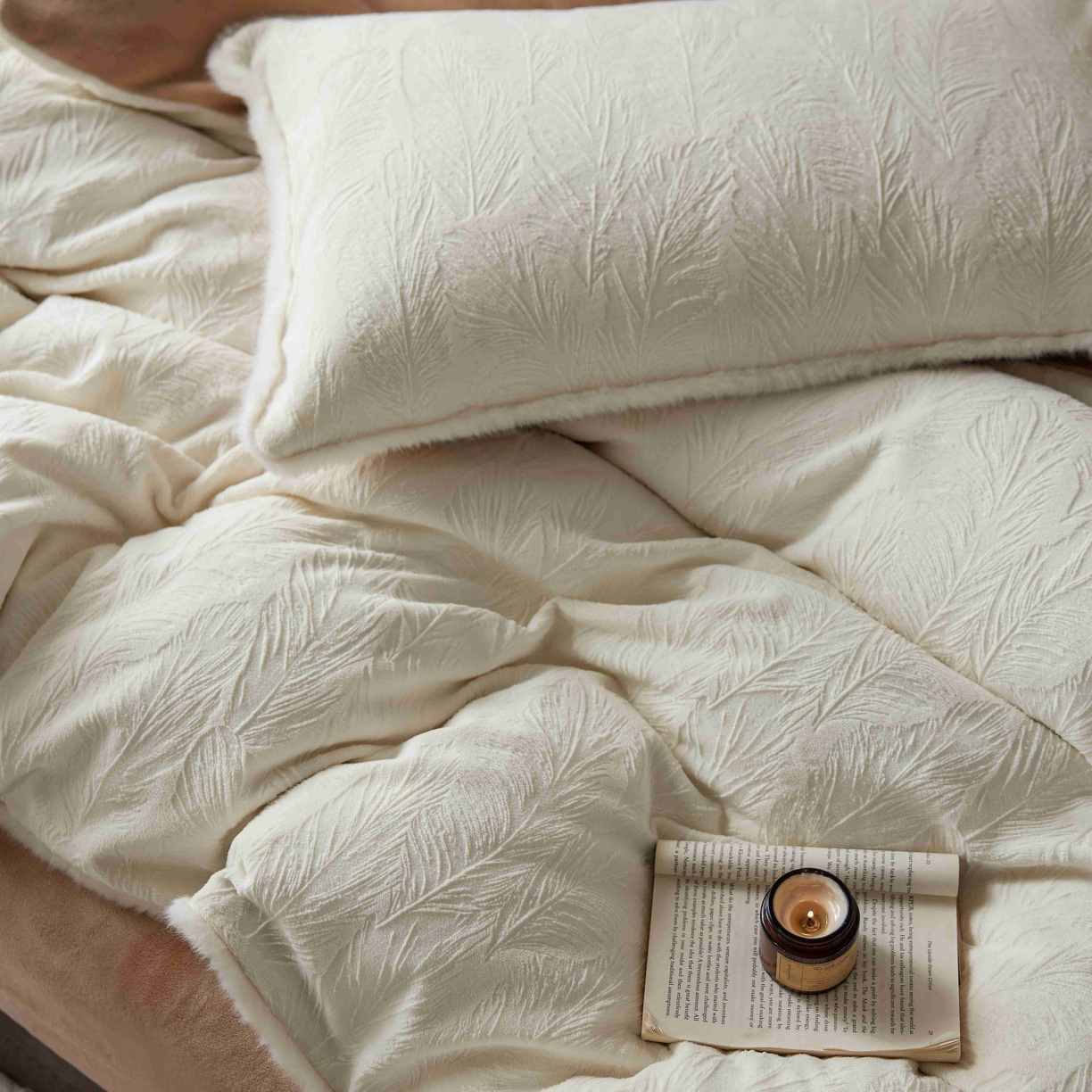 91家纺网 家纺一手货源 找家纺 三味舒屋 2025新款雕花牛奶绒毛边款四件套 绒羽浮光 绒羽浮光-白