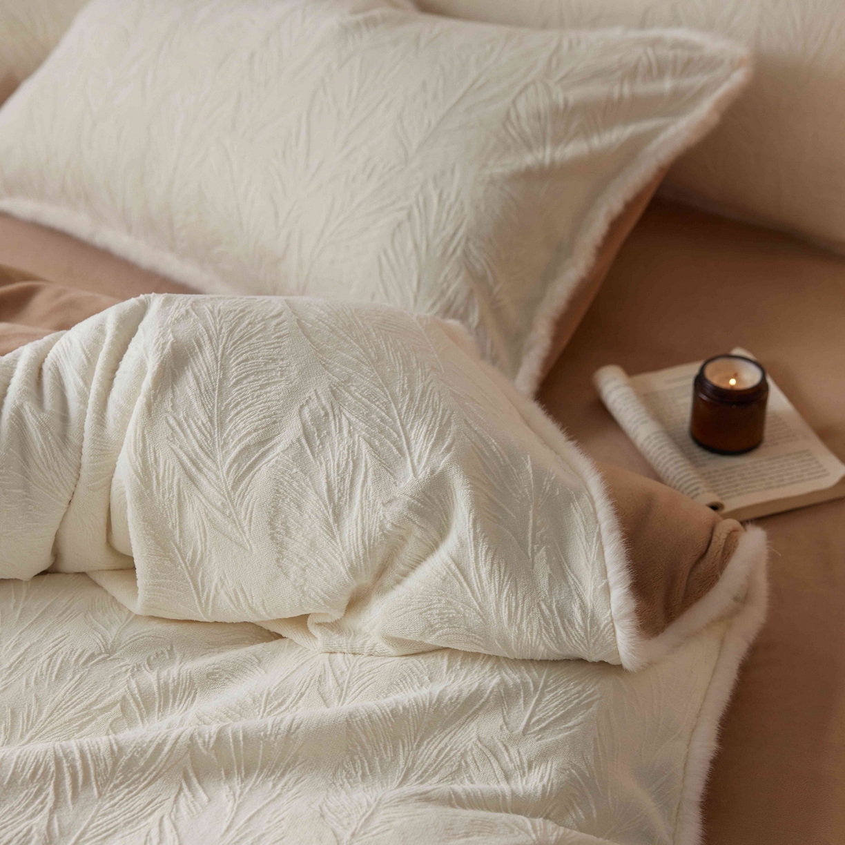 91家纺网 家纺一手货源 找家纺 三味舒屋 2025新款雕花牛奶绒毛边款四件套 绒羽浮光 绒羽浮光-白