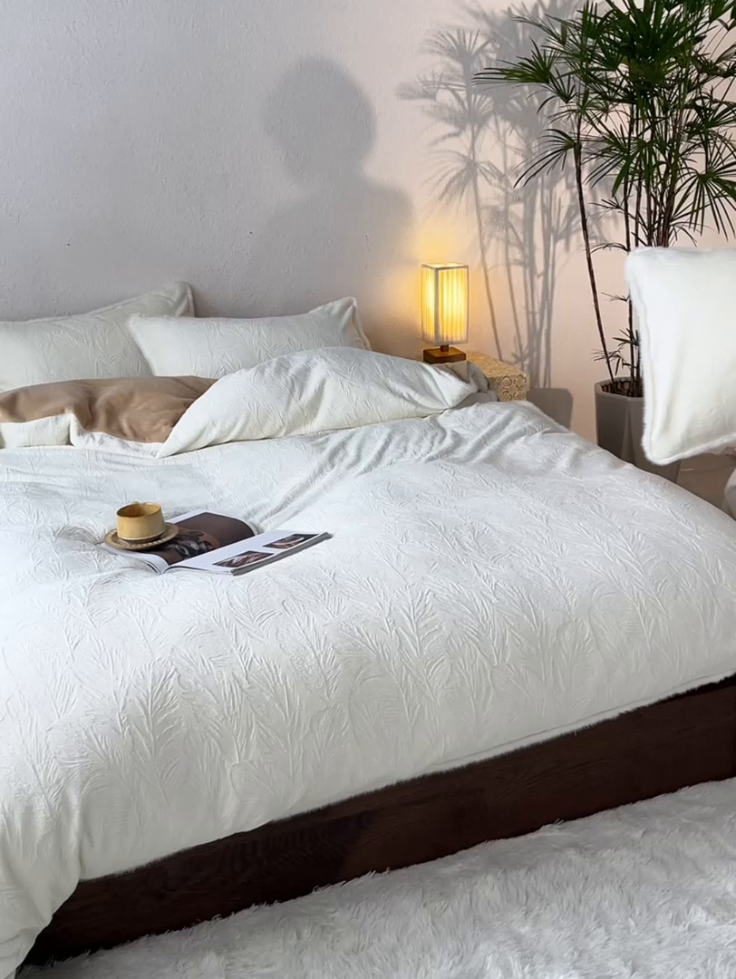 91家纺网 家纺一手货源 找家纺 三味舒屋 2025新款雕花牛奶绒毛边款四件套 绒羽浮光 绒羽浮光-白