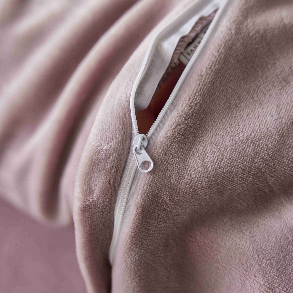 91家纺网 家纺一手货源 找家纺 三味舒屋 2025新款雕花牛奶绒毛边款四件套 绒羽浮光 绒羽浮光-粉