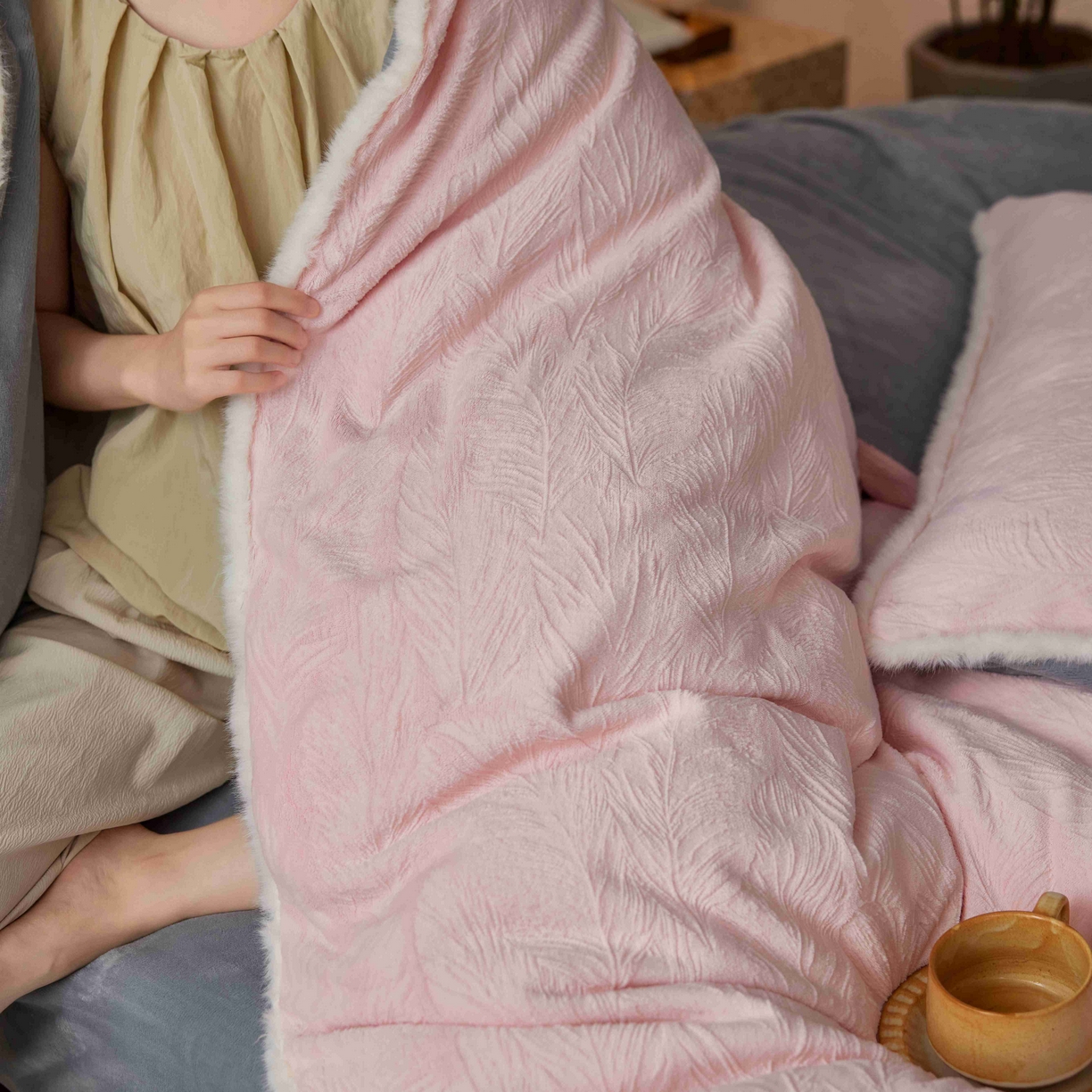 91家纺网 家纺一手货源 找家纺 三味舒屋 2025新款雕花牛奶绒毛边款四件套 绒羽浮光 绒羽浮光-粉