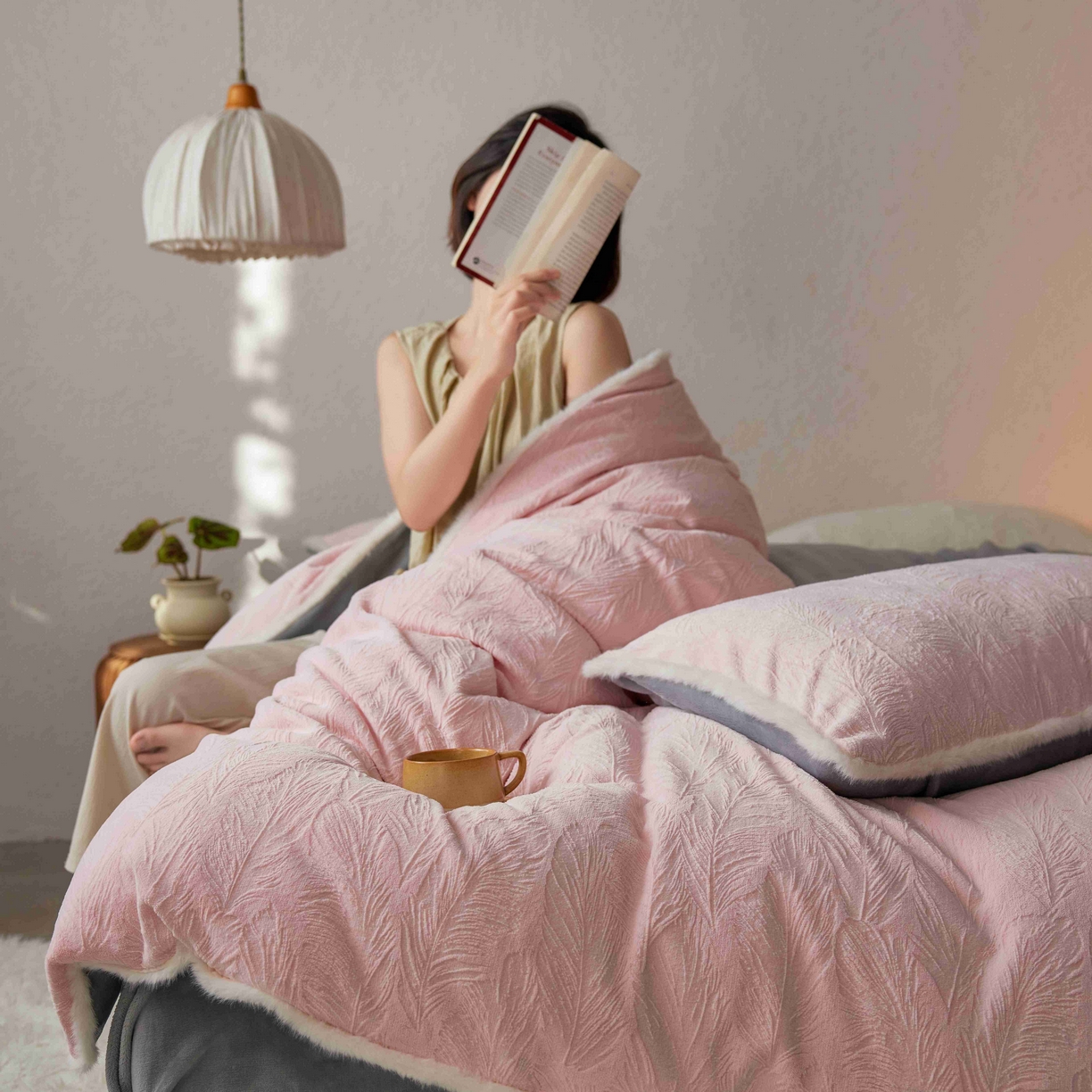 91家纺网 家纺一手货源 找家纺 三味舒屋 2025新款雕花牛奶绒毛边款四件套 绒羽浮光 绒羽浮光-粉