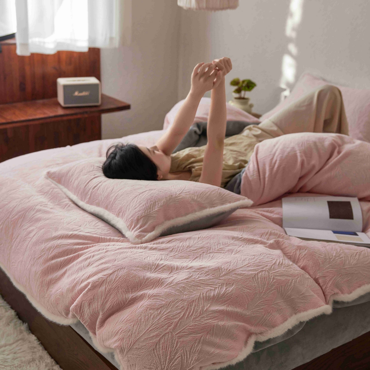 91家纺网 家纺一手货源 找家纺 三味舒屋 2025新款雕花牛奶绒毛边款四件套 绒羽浮光 绒羽浮光-粉