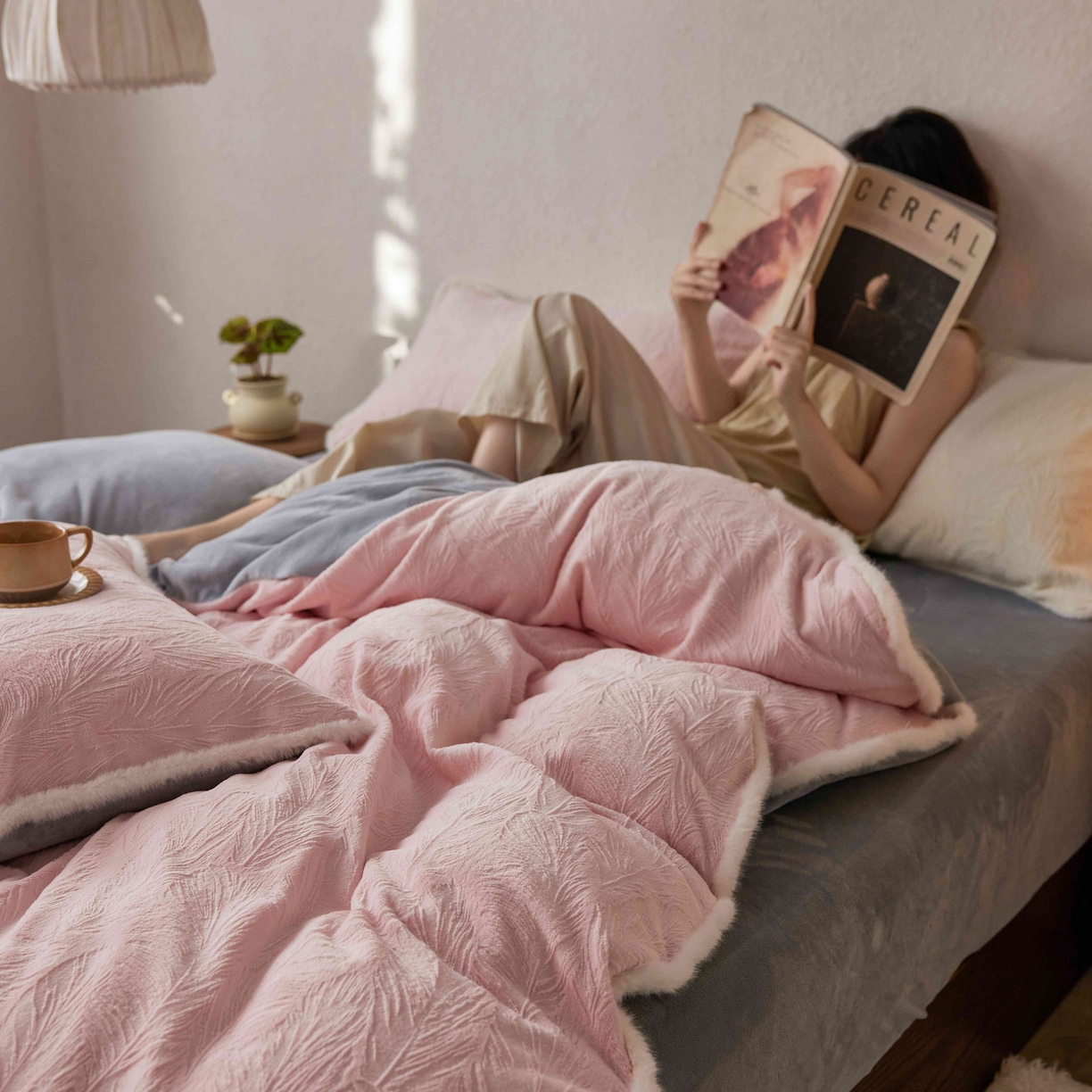91家纺网 家纺一手货源 找家纺 三味舒屋 2025新款雕花牛奶绒毛边款四件套 绒羽浮光 绒羽浮光-粉