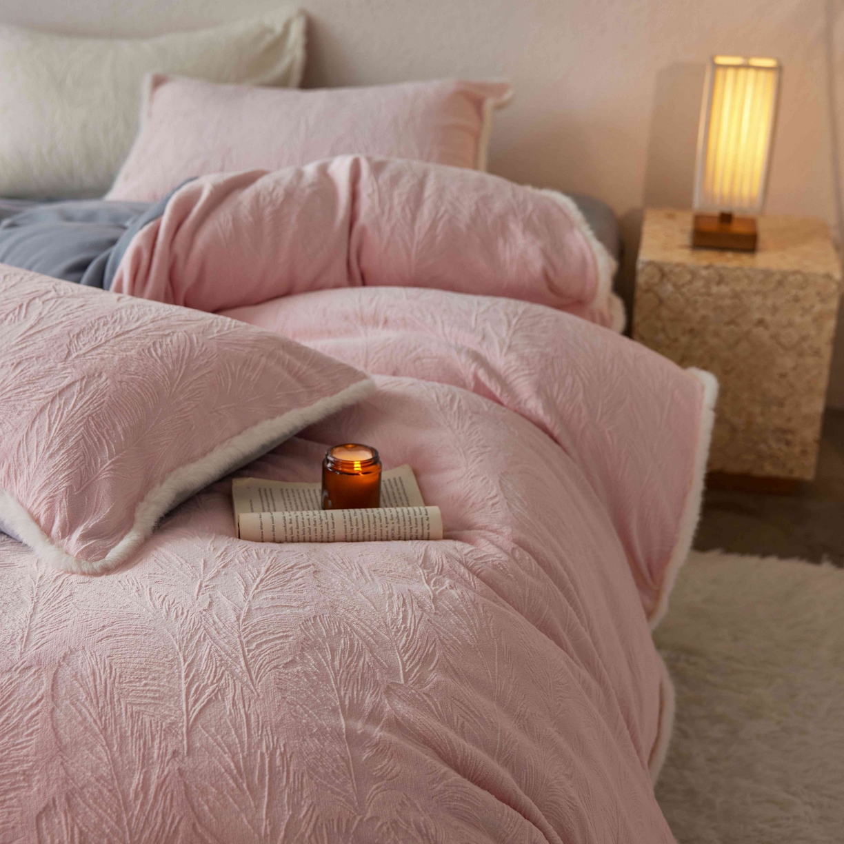 91家纺网 家纺一手货源 找家纺 三味舒屋 2025新款雕花牛奶绒毛边款四件套 绒羽浮光 绒羽浮光-粉