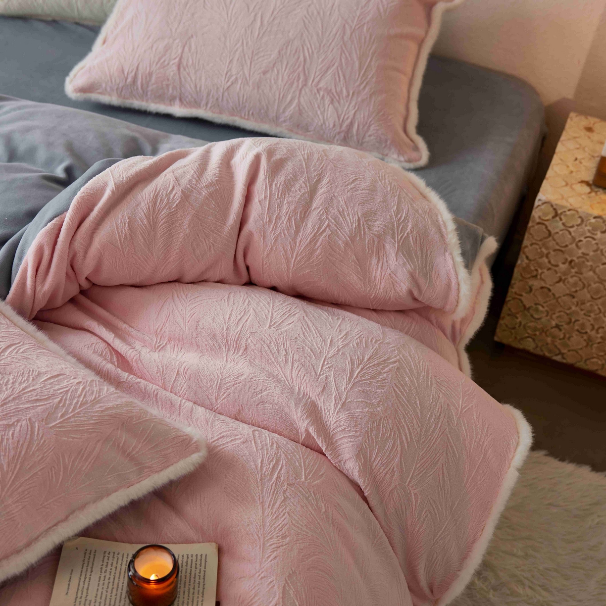 91家纺网 家纺一手货源 找家纺 三味舒屋 2025新款雕花牛奶绒毛边款四件套 绒羽浮光 绒羽浮光-粉