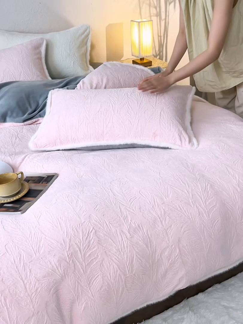 91家纺网 家纺一手货源 找家纺 三味舒屋 2025新款雕花牛奶绒毛边款四件套 绒羽浮光 绒羽浮光-粉
